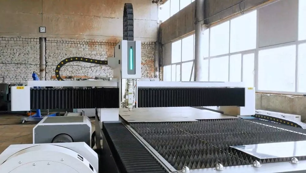 FL-L2060FR-10000-D350-IPG Лазерный станок для резки листового металла и труб