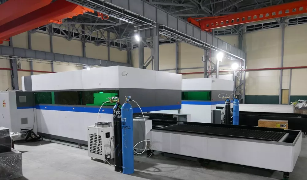 FL-L2040FEHR-1000-D220-IPG Лазерный станок для резки листового металла и труб со сменным столом и кабинетной защитой