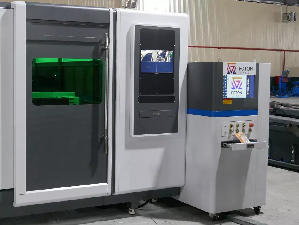 FL-L1530FHR-1000-D220-Raycus Лазерный станок для резки листового металла и труб с кабинетной защитой
