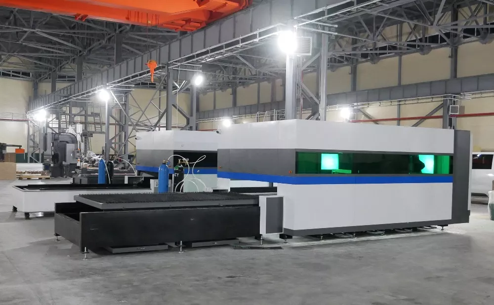 FL-L1560FEHR-1000-D220-Raycus Лазерный станок для резки листового металла и труб со сменным столом и кабинетной защитой