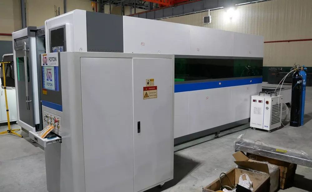FL-L1560FHR-1000-D350-Raycus Лазерный станок для резки листового металла и труб с кабинетной защитой