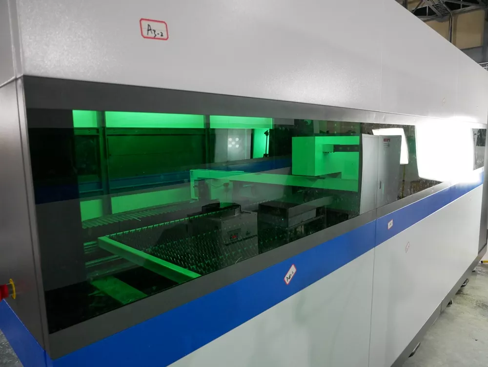 FL-L2060FHR-10000-D350-IPG Лазерный станок для резки листового металла и труб с кабинетной защитой